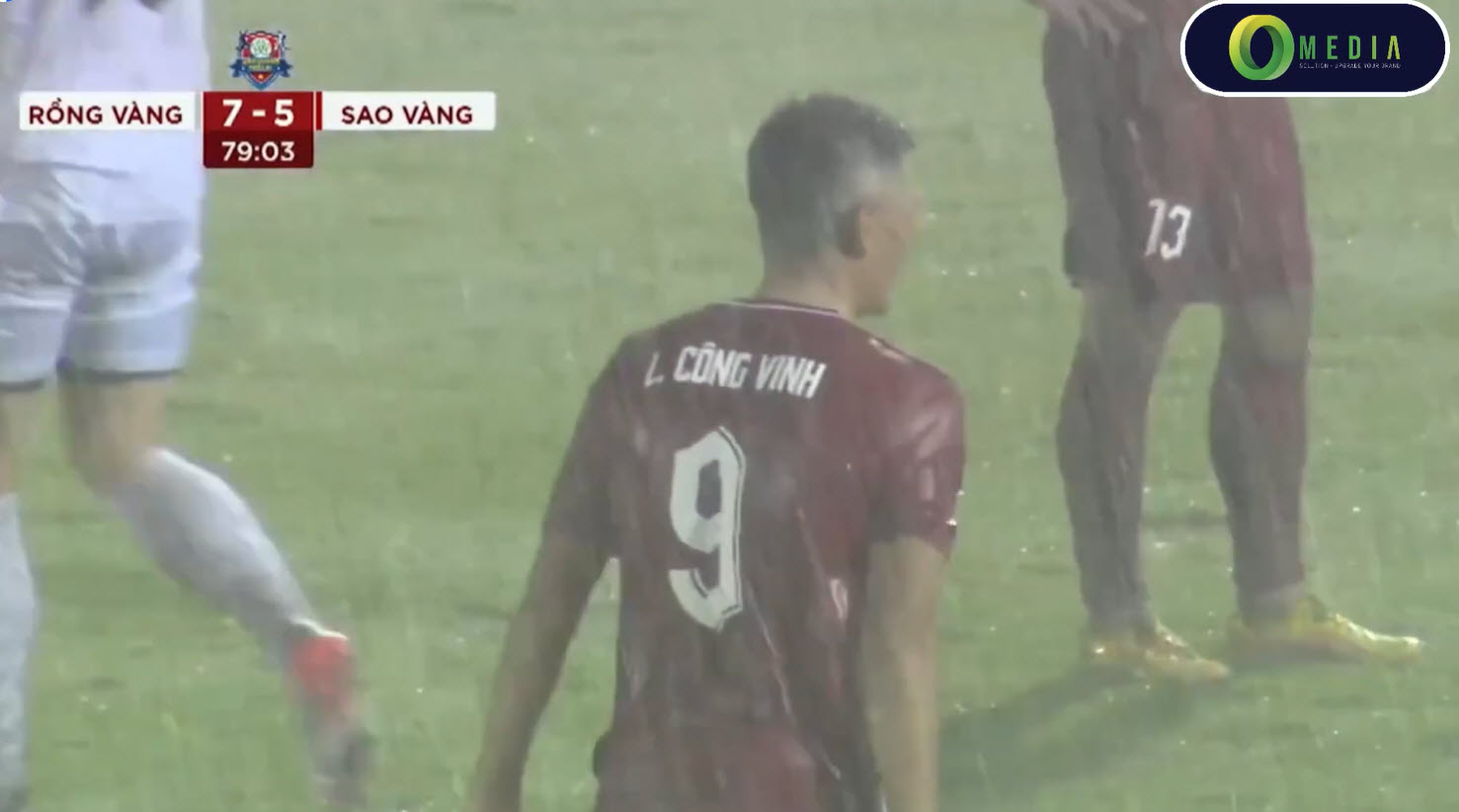 Công Vinh, Văn Quyết tắm mưa chơi bóng trong trận đấu gây quỹ từ thiện